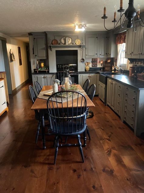 Early American Dining Room, Colonial Farmhouse Kitchen, Colonial Kitchen Ideas, Colonial Style Kitchen, Dutch Cottage, Primitive Kitchen Cabinets, Old Country Kitchens, Prim Kitchen, Primitive Home Decorating