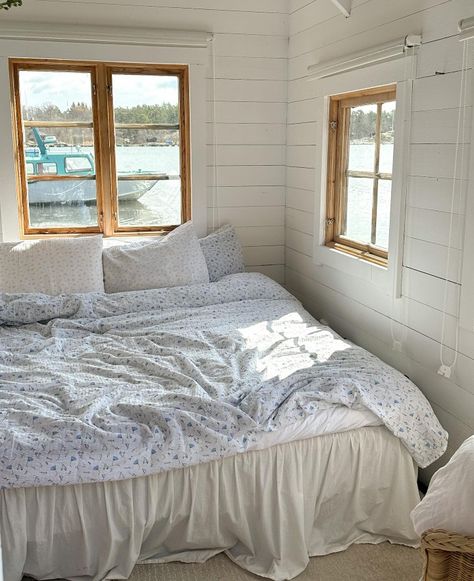 Country Beach House Decor Cottage Style, Happy Bedroom Aesthetic, Grandma Bedroom Aesthetic, Coastal Bedrooms Aesthetic, Coastal Room Aesthetic, Costal Bedroom Aesthetic, Coastal Aesthetic Bedroom, Coastal Bedroom Aesthetic, Costal Bedroom