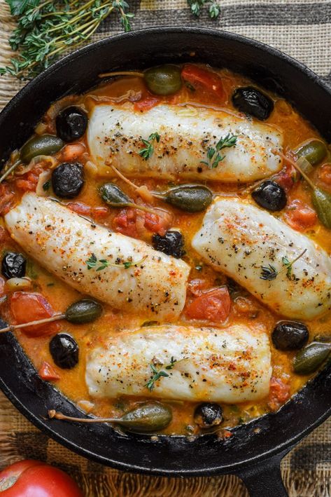 Cod Provençal with Tomatoes, Capers and Olives Cod Filets, Current Recipes, Cioppino Recipe, Cod Fish Recipes, Hungry Eyes, Fish Dinner Recipes, Seafood Stew, French Recipes, Cod Recipes