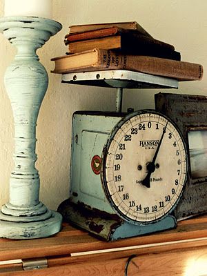 wow, books on an old scale, why didn't I think of that?? Old Scales, Vibeke Design, Vintage Vignettes, Vintage Scale, Casa Vintage, Kitchen Vintage, Old Kitchen, Kitchen Scale, Mellow Yellow