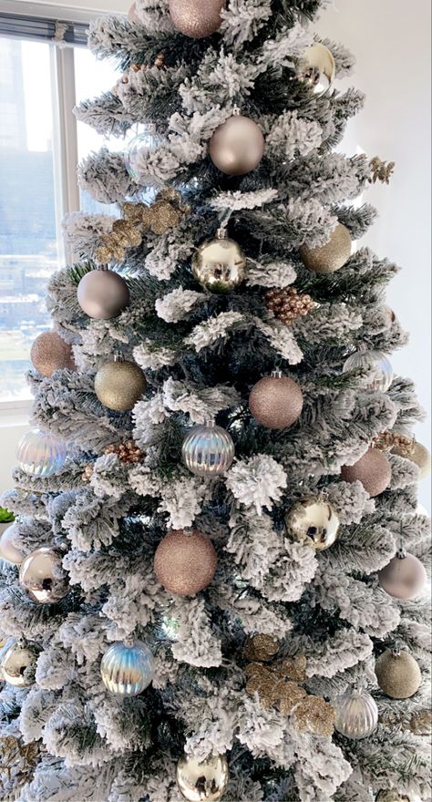 Christmas Tree Frosted Decorating Ideas, Silver Gold And White Christmas Decor, Cream Colored Christmas Tree, Snowy Xmas Tree Ideas, Balls Christmas Tree, Snow Christmas Tree Decorations, Christmas Tree With Snow Decoration, Snow Flocked Christmas Tree Decor, Frosted Tree Decorations