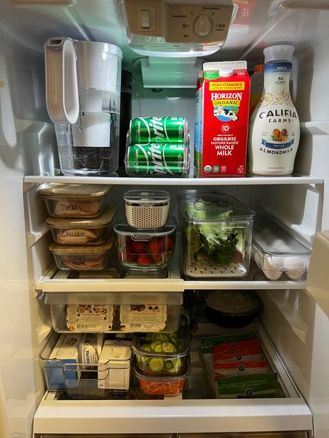 Fridge Organization One Door, Refrigerator Organization Aesthetic, Simple Fridge Organization, Single Door Fridge Organization, College Refrigerator, Neat Fridge, Fridge Aesthetic, Small Fridge Organization, Fridge Restock