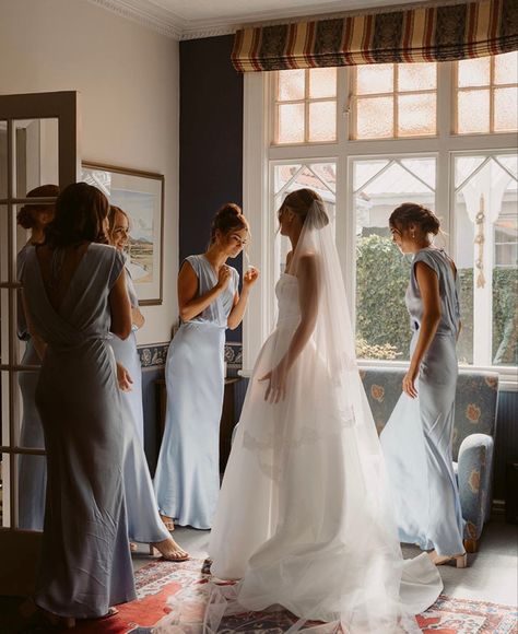 Bridesmaid Poses, Wedding Shot List, Bridal Party Getting Ready, Documentary Wedding Photos, Marriage Photography, Family Wedding Photos, Getting Ready Wedding, Bridesmaids Photos, Candid Wedding Photos