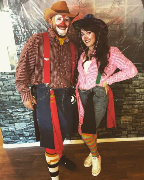 Couples rodeo clown for Halloween easy diy Rodeo Clown Costume, Rodeo Clown, Clown Costume, Easy Halloween, Halloween Kids, Rodeo, Halloween Costumes, Halloween, Fictional Characters