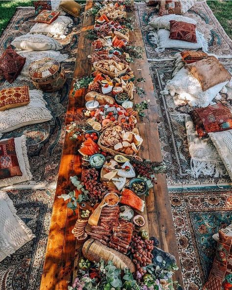 Grazing Table Ideas, Feasting Table, Reception Table Decorations, Wedding Lounge, Festival Bride, Boho Picnic, Grazing Table, Work Meals, Portugal Wedding