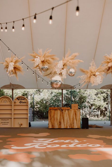 Hanging Pampas, Neutral Wedding Florals, Grass Arrangements, Boho Wedding Florals, Country Boho Wedding, Retro Wedding Theme, Dance Themes, Dance Floor Wedding, Ibiza Wedding