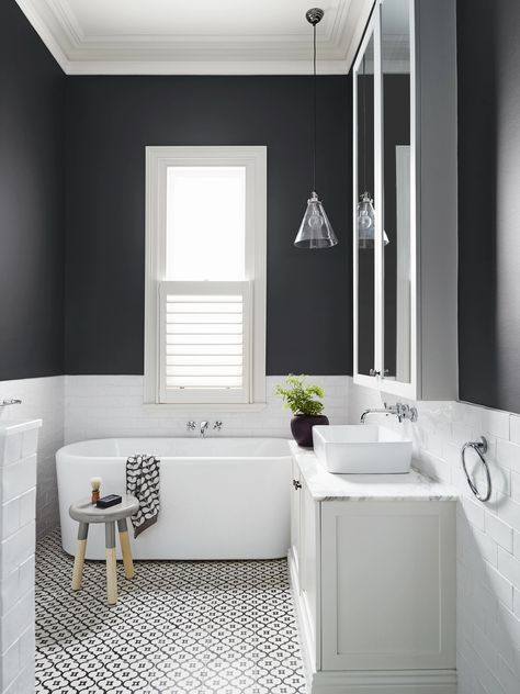 Makeover Kamar Mandi, Black And White Tiles Bathroom, Bilik Air, Black White Bathrooms, White Bathroom Designs, White Bathroom Decor, White Bathroom Tiles, White Subway Tiles, Bad Inspiration