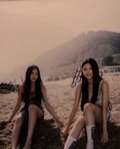 Haerin Polaroid, Five Jeans, Newjeans Hyein, New Jeans Style, Fan Picture, Summer Jeans, Special Girl, My Chemical, Kpop Girl Groups