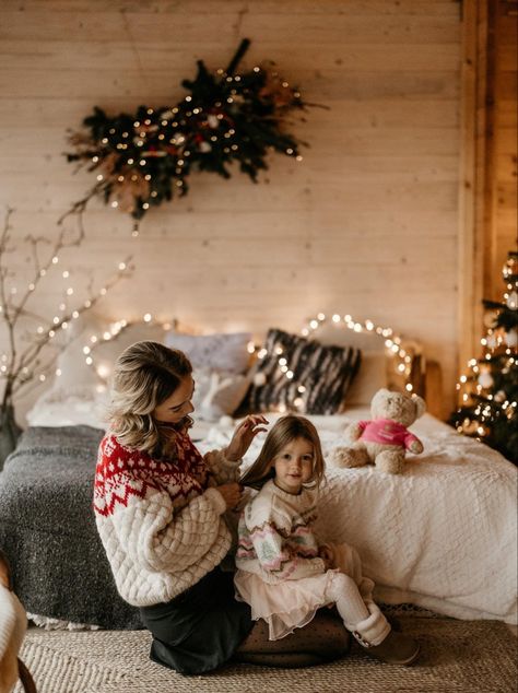 Photoshoot Lights, Fairy Lights Bedroom, Photography Poses Family, Christmas Lighting, Lights Home, Christmas Family Photos, Home Decoration Ideas, Photo Candles, Christmas Bedroom