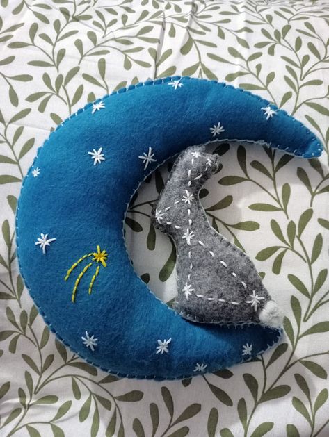 Fieltro Rabbit On The Moon, Felt Moon, Night Animals, Mobile Ideas, Felt Star, Felt Crafts Diy, Animals Pattern, Moon Pattern, Driftwood Crafts