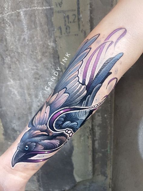 Raven Color Tattoo, Neotraditional Crow Tattoo, Raven Tattoo Color, Neo Traditional Raven, Traditional Tattoo Crow, Traditional Crow Tattoo, Rabe Tattoo, Tattoo Art Design, Girly Tattoo