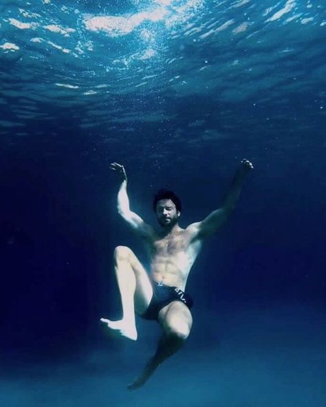 Luz Natural Man Underwater, Swimming Underwater, Perspective Photography, Anatomy Poses, Man Photography, My Type, Time And Space, Luz Natural, Greek Words