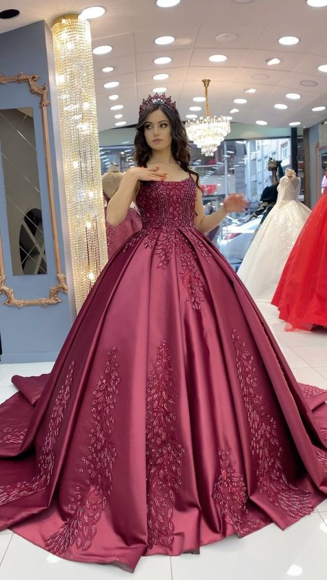 Hairstyle For Ball Gown, Hairstyle For Ball, Tail Gown, Arabic Outfit, Engagement Dress For Bride, Elegant Wedding Gown, Princesa Tiana, Function Dresses, Mirror Decoration