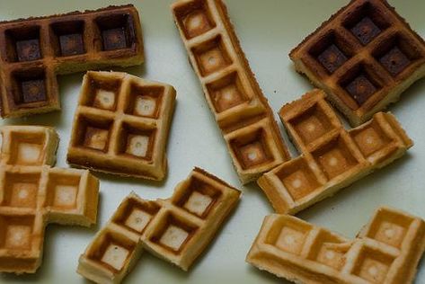 Tetris waffles. Why did I not think of this?! Board Game Inspired Food, Board Game Themed Snacks, Board Game Themed Food, Video Game Food Ideas, Nerdy Snacks, Twist And Turns Vbs 2023 Snacks, Bible Snacks, Scrabble Cake, Birth Ideas