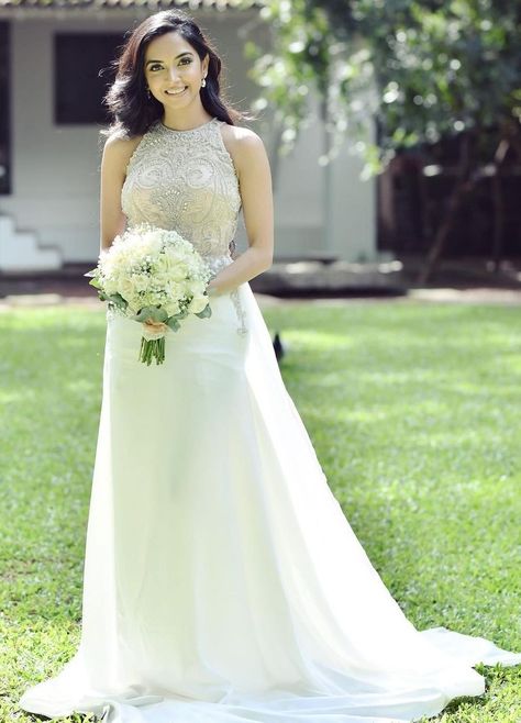 Simple Wedding Frocks, Engagement Frocks Design, Simple Kandyan Bride, Engagement Frocks, Wedding Frock Designs, Beautiful Frock Design, White Sarees, Pre Shoot, Engagement Dress For Bride