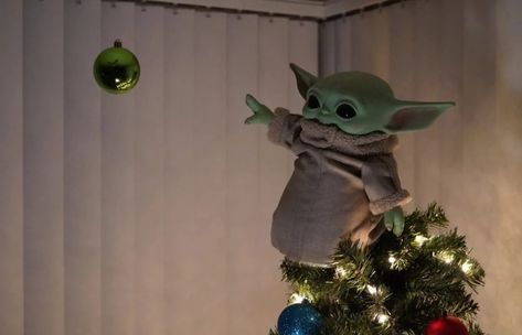 Star Wars Fans Are Using Baby Yoda as a Christmas Tree Topper Star Wars Christmas Tree, Floating Ornaments, Holiday Tree Decorations, 12 Tomatoes, Star Wars Christmas, Christmas Tree Topper, Star Wars Yoda, Christmas Tree Baubles, Christmas Tree Themes