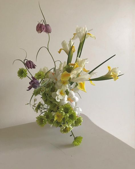 Kyoko | KADO FLOWERS on Instagram: “Beautiful Sunday. . . . . . #design #designaddicted #simpledesign #minimalistdesign #vancouverflorist #floralsculptures” Italian Flowers, Sogetsu Ikebana, Flower Words, Aisle Flowers, Beautiful Sunday, Boquette Flowers, Bright Florals, Vase Arrangements, March 3