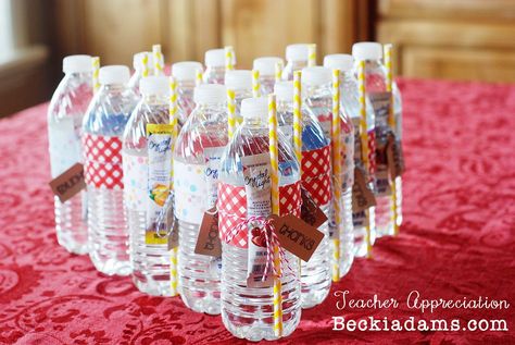 Quick and Easy ...DIY Teacher Appreciation Gift Idea.  Water bottle and Crystal Light! Primary Teachers Gifts, Lights Pictures, Hospitality Ideas, Teacher Appreciation Themes, Teacher Appreciation Diy, Gift Pictures, Teacher Appreciation Gifts Diy, Water Gift, Teacher Gift Card