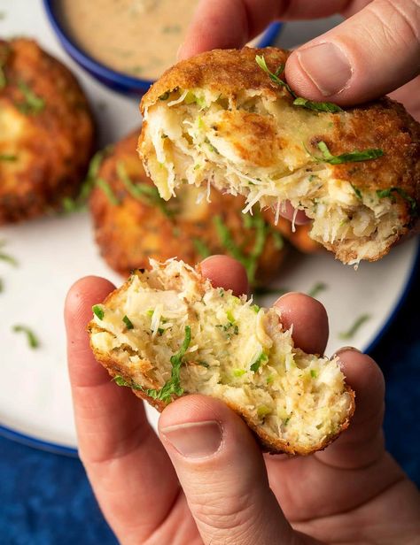 Salt Fish Cakes Recipe, Potato Crab Cakes, Potato Fish Cakes, Homemade Fish Cakes, Fishball Recipe, Cod Fish Cakes, Cod Cakes, Fish Patties, Crab Cake Recipes