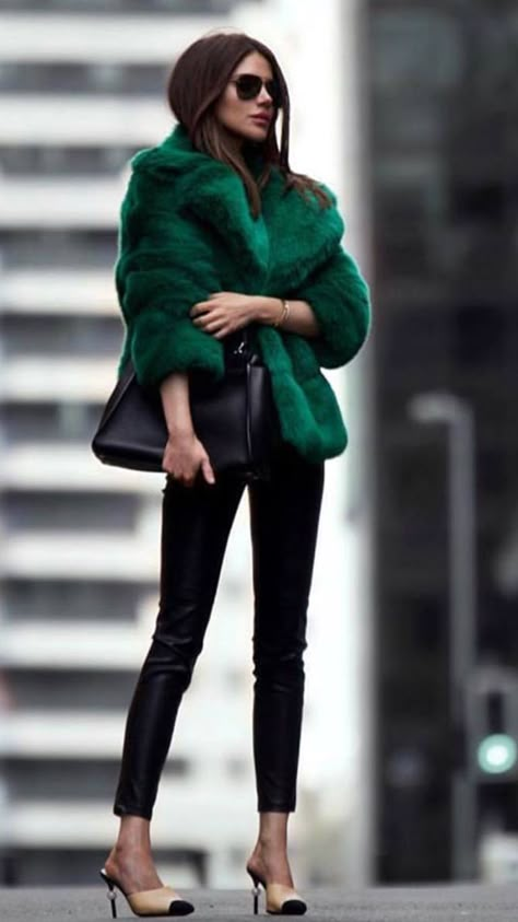 Green Fur Coat, Chique Outfit, Green Fur, Coat Outfit, Winter Trends, Looks Chic, Fur Fashion, 가을 패션, Fur Coats