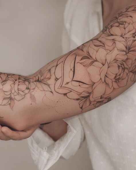 NIA tattooing on Instagram: “Can’t wait to show you this sleeve 🤍 |still in process . . . #botanicaltattoo #blackwork #tattoopage #minimalisttattoo #flowertattoo…” Women Half Sleeve, Tattoos For Women Half Sleeve, Botanical Tattoo, Minimalist Tattoo, Beautiful Tattoos, Half Sleeve, Tattoo Art, Full Sleeve, Blackwork