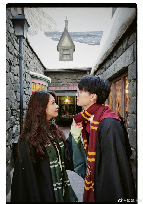 Hogwarts Universal Studios, Snap Couple, Tokyo Picture, Harry Potter Couples, Universal Studios Outfit, Duo Halloween Costumes, Harry Potter Outfits, Slytherin Aesthetic, Korean Wedding