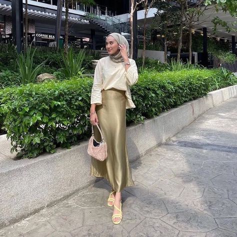 Satin Skirt Outfit, Outfit Modest, Rok Outfit, Mode Hijabi, Hijabi Outfit, Muslim Outfits Casual, Office Casual Outfit, Hijabi Outfits Casual, Modesty Fashion