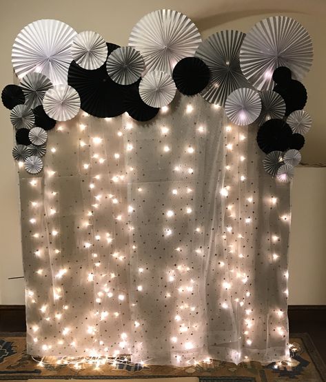 Photo Backdrop No Balloons, Farewell Decorations Ideas, Farewell Stage Decoration Ideas College, New Years Eve Party Ideas Decorations Photo Backdrops, Farewell Backdrop Ideas, Paper Backdrop Ideas, Bday Backdrop Ideas, Graduation Backdrop Ideas Diy, Simple Backdrop Ideas