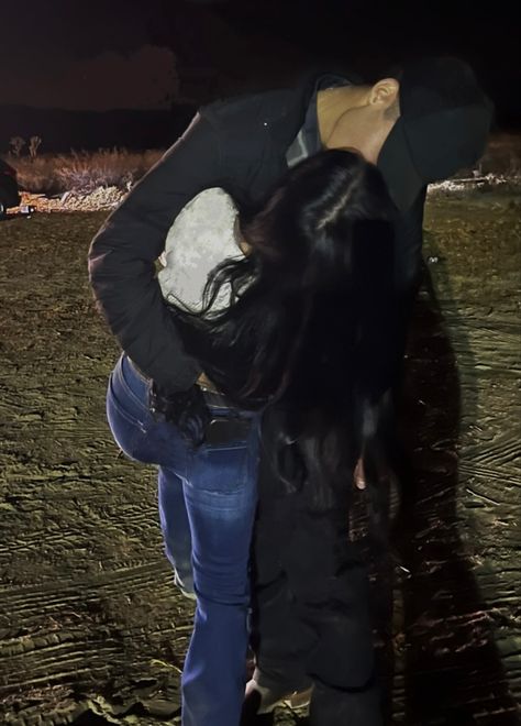 Vaquero Couple Goals, Narcos Outfit Woman, Western Couples, Foto Cowgirl, Girlfriend And Boyfriend Goals, Cute Country Couples, Couple Goals Teenagers Pictures, Cute Couple Outfits, Girlfriend Goals