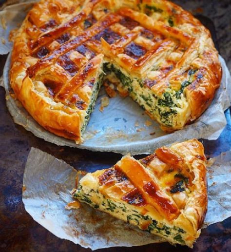 Silvia Colloca, Savoury Pie, Ricotta Spinach, Easter Dishes, Easter Monday, Savory Tart, Frozen Puff Pastry, Healthy Lunches, Savoury Baking