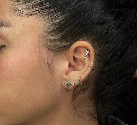 Piercings Aesthetic Grunge, Ear Piercings Aesthetic, Piercings Aesthetic, Grunge Earrings, Pretty Ear Piercings, Cute Piercings, Earrings Aesthetic, Body Jewelry Piercing, Jewelry Outfit