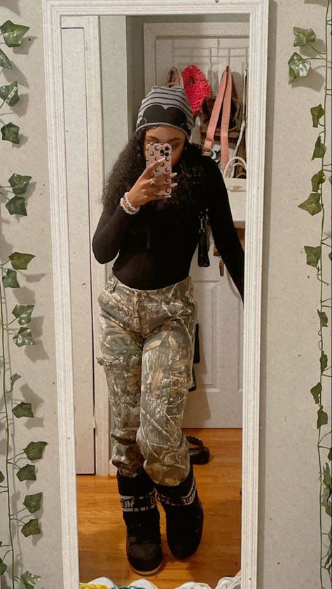 Trail Ride Outfit Black Women With Boots, Brown Moon Boots Outfit, Moonboot Outfit Ideas Black, Beanie Outfits Black Women, Moonboots Outfits Black Women, Moon Boots Outfit Black Woman, Outfits With Moon Boots, Beanie Outfit Black Women, Moon Boots Outfit Black