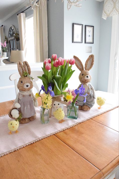 Easter Egg Table Decor, Easter Ideas Decoration Table, Living Room Easter Decor, Easter Set Up, Easter Kitchen Decor Ideas, Easter Entryway Table Decor, Easter Centerpieces Table, Simple Easter Table Decor, Easter Ideas Decoration