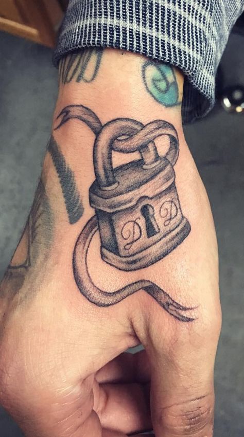 lock tattoos to close cycles Lock And Key Hand Tattoo, Locksmith Tattoo, Lock Tattoo For Men, Lock Tattoos For Women, Padlock Tattoo, Heart Lock Tattoo, Tattoo Friends, Half Sleeve Tattoos Sketches, Lock Tattoo