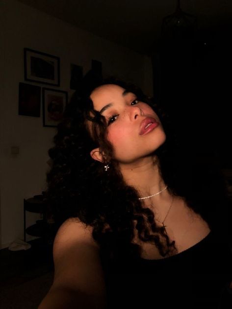 Hair Aesthetic Girl, Latina Aesthetic Hair, Latina Aesthetic, Afro Latina, Hair Aesthetic, Beautiful Curly Hair, Curly Hair Inspiration, Curly Girl Hairstyles, Foto Ideas Instagram