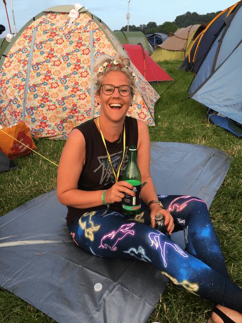 30 Essential Tips for Your First Glastonbury Festival - Helen in Wonderlust Glastonbury Festival Fashion 2022, Glastonbury Outfits 2023, Festival Outfit Glastonbury, Glastonbury Festival Fashion 2023, Festival Astethic, British Festival Outfit, Glastonbury Festival Outfit, Uk Festival Outfit, Glastonbury Outfits