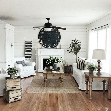 White, wood and black accents. Living room. Country Living Room Design, Interview Suits, Cozy Farmhouse Living Room, Living Room Decor Country, Modern Farmhouse Living Room Decor, French Country Living, Farmhouse Living Room Furniture, Farmhouse Living Room Decor Ideas, Interior Design Minimalist