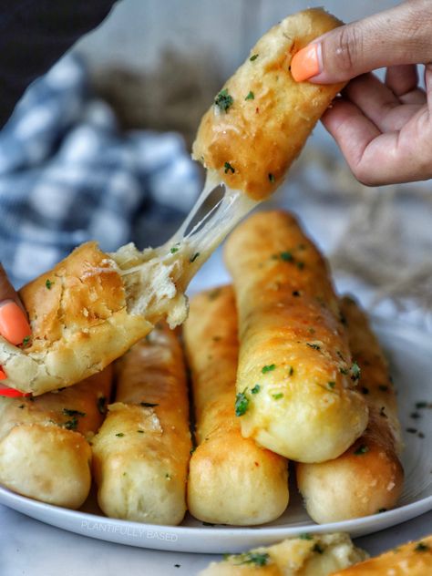 Vegan Garlic Butter, Crazy Bread, Mozzarella Recipes, Vegan Mozzarella, Homemade Dough, Garlic Butter Sauce, Vegan Parmesan, Vegan Bread, Vegan Appetizers