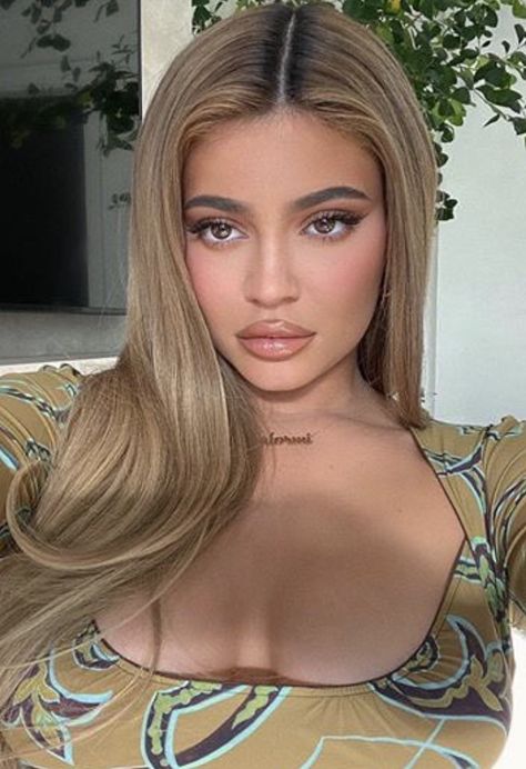 Mulatto Hair Color, Honey Blonde Highlights On Brown Hair Caramel, Honey Beige Blonde Hair, Blonde On Brown Skin, Honey Blonde Hair On Latinas, Kylie Jenner Blonde Hair, Kylie Jenner Hair Color, Jenner Hair, Kylie Jenner Hair