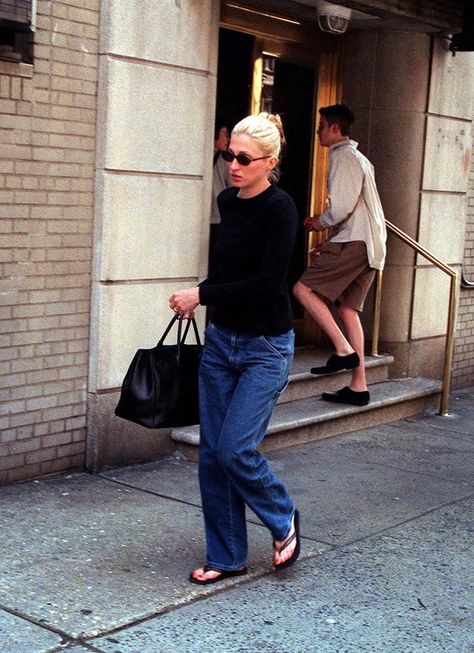 Carolyn Bessette-Kennedy 90s Minimalism Fashion, Minimalist Moda, Carolyn Bessette, 15 Makeup, Looks Jeans, Lauren Hutton, Meg Ryan, Quoi Porter, Sharon Tate