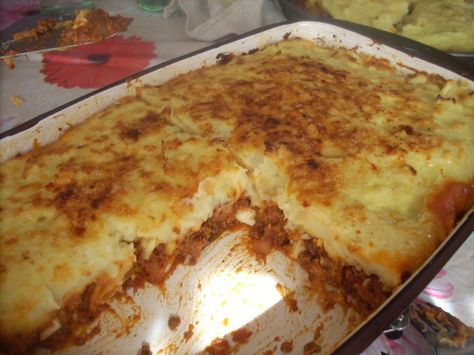 Un pastel super fácil y económico, con carne picada y pure de papa, todo gratinado!!! Argentinian Food, Chilean Recipes, Salty Foods, Cottage Pie, Spanish Food, Meals For The Week, Smoothie Recipes, Lasagna, Food To Make