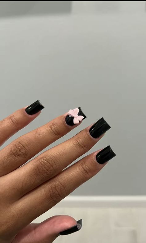 Beginner Nail Designs Square, Short Black Nail Ideas Acrylic, Cute Short Acrylic Nails Fall Colors, Basic Cute Short Nails, Short Nail Design Black Women, Thumb Nail Art Design, Nail Announcement, Diy Nail Polish Designs Easy, White Nail Black Design