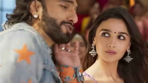 Sharing the teaser, Ranveer wrote on Instagram, Rani’s Jhumka is falling and he is falling for her. Alia shared the teaser with the caption: Kal Jhumka girega (the earring will fall tomorrow). The post Watch: What Jhumka song teaser unveiled by Ranveer Singh and Alia Bhatt appeared first on APN News. What Jhumka, Falling For Her, Headless Man, Shabana Azmi, Starred Up, Karan Johar, Amazon Sale, Varun Dhawan, Ranveer Singh