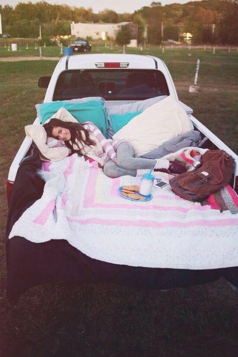 Sleepin in the back of a truck star gazing Truck Bed Date, Dream Dates, Drive In Movie Theater, Cute Date Ideas, Pick Up Truck, Dream Date, Star Gazing, Summer Dates, Drive In Movie