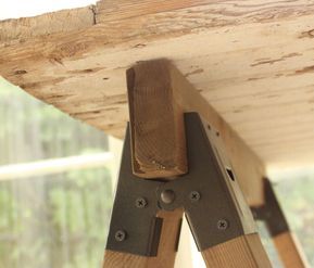 Instructions for a cheap and sturdy sawhorse table 885 Sawhorse Table Diy, 2x4 Table Legs Diy, Diy Sawhorse, Table Diy Ideas, Sawhorse Brackets, Sawhorse Table, Barn Door Tables, Sawhorse Desk, Saw Horse Table