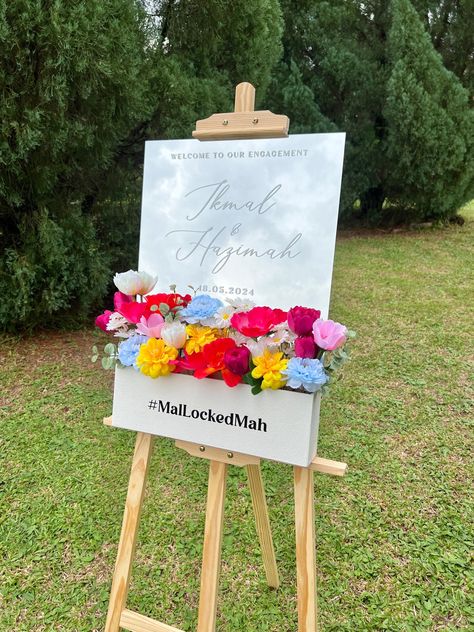 Wedding Mirror Sign With Flowers, Welcome Signage Wedding, Mirror Lettering, Flower Box Welcome Sign, Mirror Wedding Signs, Mirror Letters, Welcome Signage, Box Mirror, Welcome Flowers