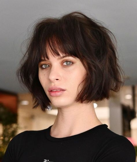 Brunette Bob With Bangs, Layered Bob With Bangs, Short Bobs With Bangs, Layered Bob Short, Bob Hairstyles With Bangs, Chin Length Hair, Bob Haircut With Bangs, Bob With Bangs, Wispy Bangs