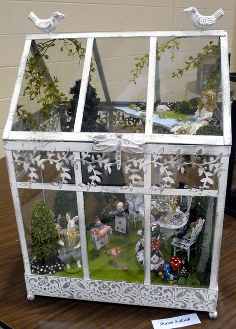 Alice In Wonderland Scenes, Faeries Gardens, Fairy Garden Houses, Alice In Wonderland Party, Diy Fairy, Fairy Garden Diy, Wonderland Party, Miniature Fairy, Deco Floral