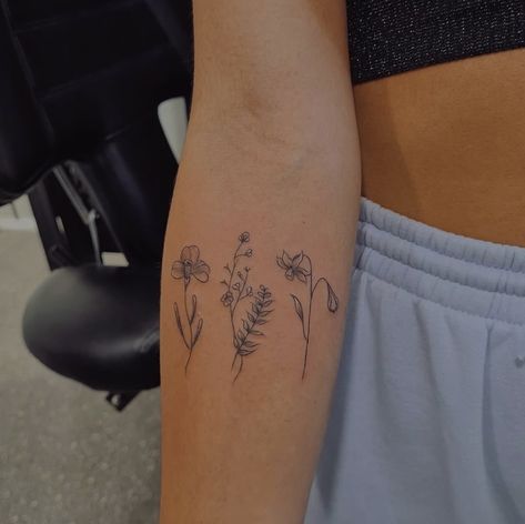 Multiple Flowers Tattoo, Singular Flower Tattoo, Horizontal Flower Tattoo, Tattoos Wildflowers, Flower Bouquet Tattoo Placement, Bouquet Tattoo Placement, Kids Names Tattoo, Tattoo Fancy, Names Tattoo Ideas