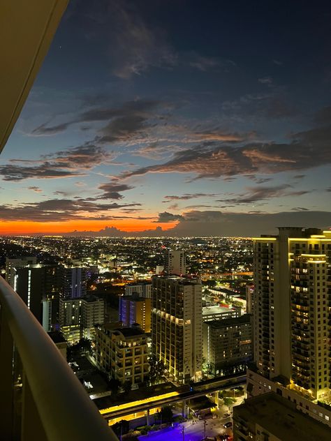 Romanticism Life, Miami Party Aesthetic, Miami At Night, Miami Building, Miami Penthouse, Miami Nightlife, Brickell Miami, Miami Nights, Miami Party